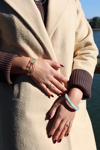 If you're finding jade that is brightly colored and very transparent for a low cost, then it is likely that it's fake. These fake pieces can be found all over, so it is crucial to know what you are looking for when search for real jade! Our jade expert, Jane, explains more✨ Want even more jade education? Give us a follow! . . . . #jadebangle #jadeite #testing #authenticity #jadejewelry how to test jade, real jade vs fake jade, jade carving, visual inspection, how to tell if jade is real, bangles