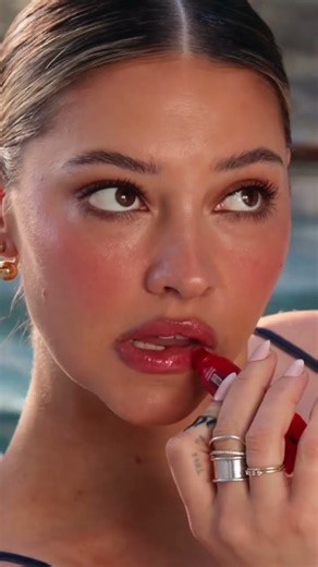 Madelyn Cline 🍓💄👄 revlon