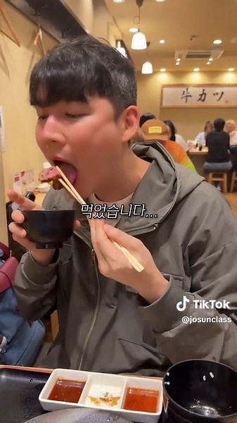 친동생이 일본을 너무 좋아해서 한달에 최소 2~3번은 놀러갑니다! 그래서 나름의 기준점을 가지고 이번 오사카여행때 현지인 가성비추천맛집투어를 다녀왔어요! 부모님을 모시고 다녀왔기에 (너무 외진 곳보단 적절한 웨이팅과 후기가 있는 곳들 위주로 다녀왔습니다) 📍오사카 루쿠아 백화점 지하2층 마치노미나토 👏오사카 도착하자마자 짐풀기전에 든든히 👏카이센동 한끼 먹기좋아요! 📍오사카 쇼와타이슈호르몬 👏야끼니쿠집인데 와규랑 우설이 예술이며 👏생맥주랑 잘어울림! 📍도톤보리 사카에스시 본점 👏가성비대비 맛이 굉장히 훌륭해요! 👏셰프들이 단 1분도 쉬지않고 계속 초밥을 👏만들어주십니다! 📍규카츠 가츠규 난바점 👏아..진심 인생규카츠임..겉바속촉이 뭔지 👏여기서 느꼈습니다..일행들이랑 대화할 시간 👏없습니다...오로지 맛만 느껴야해요ㅠㅠ 영상에 소개된 식당은 총 네곳이며, 그대로 복붙해서 네이버나 구글에 검색하시면 정보가 있으니 참고하시면 될듯해요! 즐거운 일본여행되세요!! 