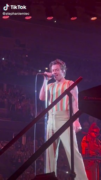 I need to leave right now #harrystyles #harries #chicagoharry #hslot #loveontour #harryshouse