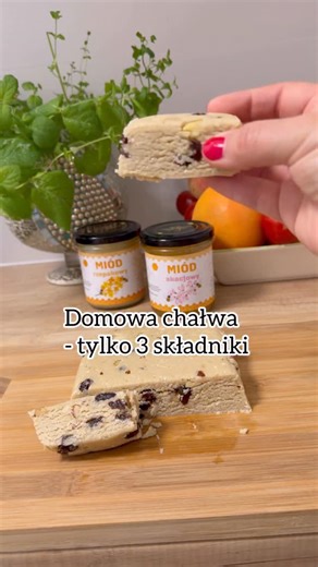 𝑴𝒂𝒓𝒕𝒂 𝑷𝒓𝒛𝒆𝒔𝒕𝒓𝒛𝒆𝒍𝒔𝒌𝒂 on Instagram: "CHAŁWA 💛. Idealna świąteczna słodkość last minute- naturalna, pyszna i domowa. . Jeśli szukasz prostej, domowej słodyczy na świąteczny czas, to ta chałwa jest strzałem w 10 🤍! Bez pieczenia i bez zbędnych dodatków. Minimum składników i gotowa w kilka minut. 🤗 . Zapisz post na później, bo gwarantuję, że wrócisz do tego przepisu😀! —-> 🔆 300 g sezamu 🔆 3 łyżki miodu 🔆 duża garść bakalii . Sezam upraż na suchej patelni, aż zacznie delikatni