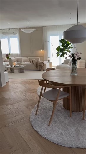 Bohé 🪵 — where simplicity feels like luxury. A 4-seater dining set designed in boho style — natural wood tones, soft curves, and effortless charm.🦋 Elegant, cozy, and perfect for smaller spaces without compromising on beauty. ✨ Dine freely. Live beautifully. 🤎 📍 Showroom: 147 Fifth District, October – in front of Cleopatra Hospital 📞 01055488077 #Ezora #EZORA_Furniture #Bohe #diningroom #bohostyle #bohodecor #modernhome #luxuryfurniture #homedecor #interiordesign #diningtable #smallspaces #