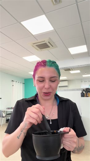 The Present Time de Davines es mucho más que un color: es un tratamiento con pigmento que transforma el cabello mientras lo cuida profundamente. En este vídeo puedes ver cómo trabaja suavizando las canas, sin cubrirlas por completo, sino difuminándolas y mezclándolas de forma natural con el resto del cabello. El resultado es un acabado más suave, moderno y de bajo mantenimiento, donde las canas siguen presentes pero perfectamente integradas. Su fórmula está enriquecida con la innovadora Biomimet