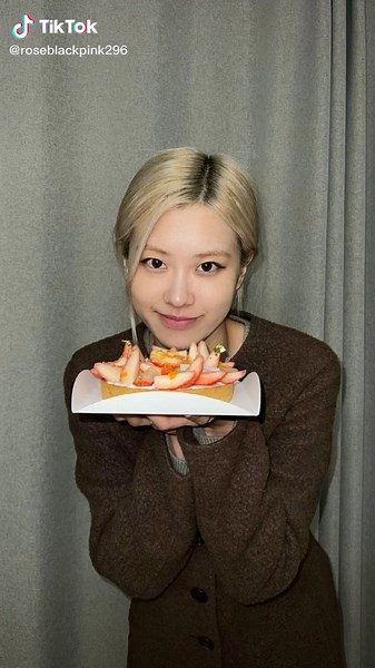 Rose Blackpink: A Skillful and Beautiful Chef in Action