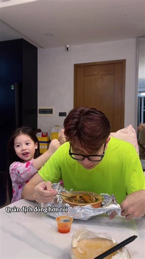 Chuyến này trôi qua êm tại ba nó có dùng tiền để mua sự bình yên cho con gái rồi 🤣