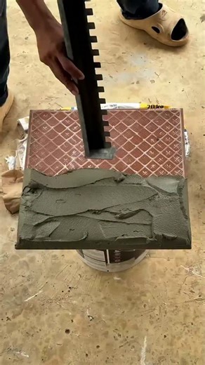 fun factzz on Instagram: "日本利用压电瓷砖将人们的脚步转化为电能。 这些瓷砖能够捕捉你脚步产生的动能。 当你行走时，你的体重和动作会对瓷砖产生压力。 瓷砖会轻微弯曲，产生机械应力。 瓷砖内部的压电材料会将这种应力转化为电能。 每一步都会产生少量电荷，数百万步加在一起，就能产生足够的电力来驱动 LED 灯、数字显示屏和传感器。 在像涩谷车站这样人流密集的地方，每天大约 240 万步都在为这个系统做贡献。 这些电力可以储存起来或立即使用，从而减少对传统能源的依赖，并支持可持续的城市基础设施。 这种方法把日常的动作转化为实用的可再生能源。 #日本 #知识 #事实 #你知道吗 #推荐 科技 创新 历史 技术 实验 ..."