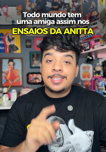 Todo mundo tem uma amiga assim nos Ensaios da Anitta. Nesse caso você ajudaria a amiga penosa a beber, você é a penosa ou conhece alguém que é assim? #ensaiosdaanitta #anitta #anitters #carnavaldaanitta #ensaios2026