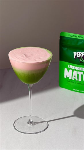 PerfectTed | Matcha Made Easy® on Instagram: "Add this to your Galentine’s Day plans 💕 Matcha Sour with Strawberry Foam 🍓 For the matcha sour you need: 50ml gin 20ml lemon juice 20ml sugar syrup 20ml milk 20ml egg whites 2g of matcha whisked with 40ml of water Pour all of the ingredients into a shaker, add a few ice cubes and shakeeeee For the strawberry foam you need: 30ml of whipped cream 15ml of strawberry syrup Whip together !! Pour the matcha sour into a coupe glass, and using a spoon gen