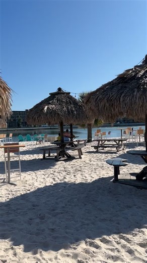 Tampa and Clearwater Florida have some of the best beach bars that also serve some of the finest seafood too. If you’re looking for winter sunshine then I can recommend this place as a luxury yet more affordable alternative to the Caribbean. This bar featured is @thewhiskeyjoes you pass it driving from Tampa to Clearwater. Dm me to book a winter sunshine trip @sarahstephensescapes #wintersunshine #wintersunshine☀️ #floridasun #tampabayarea #clearwaterbay #gifted #clearwaterbeachflorida #tampabay