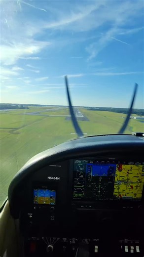 Had the honors of landing this 182 for the first time at her new home airport ☺️ Decided to try flaps 20 since we had a long runway to play with and she did not disappoint - such a beautiful bird to fly! Did we make a good first impression? #cessna182 #ilovecessna #ksfb #girlpilot #flight #christmas #winterseason | Elena Pavlova