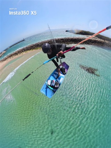 Spectator view vs. pilot view 🪁 One you watch. One you ride. 📷 @leonardo_casati with Insta360 X5 #Insta360 #Insta360X5 #360Camera #KiteSurfing #Paradise