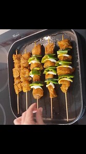 Receta de pinchitos de pollo o brochetas de pollo con verduras a la plancha. Es super sencillo y queda con un sabor de lo mas rico. A mi me encanta esta rica tapa tan tradicional por aquí, salir a la calle y tomarte unos ricos pinchitos de pollo o cerdo en tu bar preferido mmmm que rico. Tan solo es mezclar y bañar la carne troceada. Dejar marinar una hora en la nevera mínimo. Luego colocar en los pinchos de madera o metal. Asar y a comer. Aqui os dejo los ingredientes para esta receta de pinchi