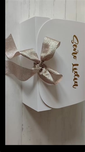 Hay personas que dejan huella para siempre, y Lidia es una de ellas. Hoy le entregamos unos regalos muy especiales hechos con todo el cariño del mundo, de parte de las familias y también de sus compañeras de la guarde. Gracias por cuidar, enseñar y querer tanto a los peques. Te vas, pero lo que has sembrado se queda en cada uno de ellos. Esto no es un adiós, es un “gracias por todo, Lidia”. #DetallesQueImportan #regalosparaseños #guarde #regaloscreativos