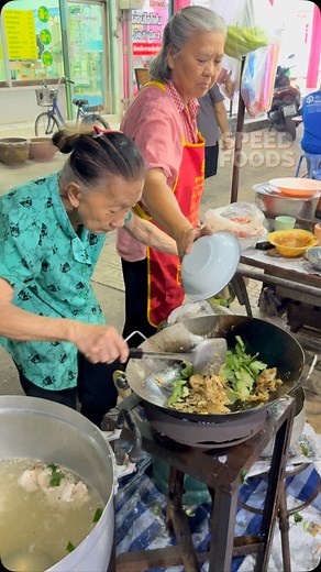 3.7K views · 7.4K reactions | Amazing Grandma Cooks Dry Pad See Ew - Thai Street Food Amma Cooking Prachaksinlapakhom Rd, Muang NongKai Province #foodie #food #yummy #reels #delicious | SpeedFoods | Facebook
