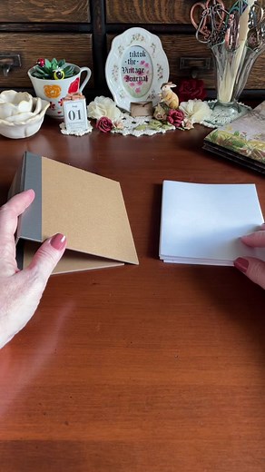 Sharing a few examples of ways to fold your #paper to create #journalpages 😊 #itsgotpockets#handmadejournal#journaltips#bookmaking#journalsignatures#thevintagejournal#stepbysteptutorial#journaling#papercrafts#craftingtips#cottagecorecrafts#anxietyrelief