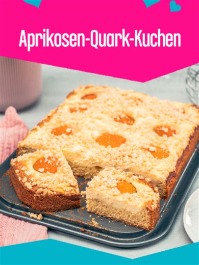 🍑✨ Sommerkuchen vom Blech, der immer geht 😍 Saftig, cremig, fruchtig – dieser Aprikosen‑Quark‑Kuchen ist ein echtes Highlight 💥 Rezept 👇 Teig: • 300 g Mehl • 150 g Zucker • 1 Päckchen Vanillezucker • 150 g Butter • 3 Eier • 1 Päckchen Backpulver Quarkmasse: • 500 g Magerquark • 150 g Zucker • 2 Eier • 1 Päckchen Vanillepuddingpulver • 100 ml Milch Belag: • 500–600 g Aprikosen • ½ Packung Knusper Streusel Zubereitung: 1️⃣ Ofen auf 180 °C vorheizen Ober-/Unterhitze 2️⃣ Teig verrühren & aufs Bl