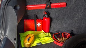 ¿Es obligatorio llevar un botiquín de primeros auxilios en el coche?