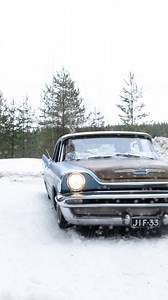 Når #julenissen ringer, skynder du deg å hjelpe. Følg med eller besøk vår #juleside for å finne ut hvordan #Valtra #Stig og Unlimited Q-Serie med underliggende skjær takler julenissens utfordring. #Traktor #veivedlikehold #ValtraUnlimited #QSerie | Valtra