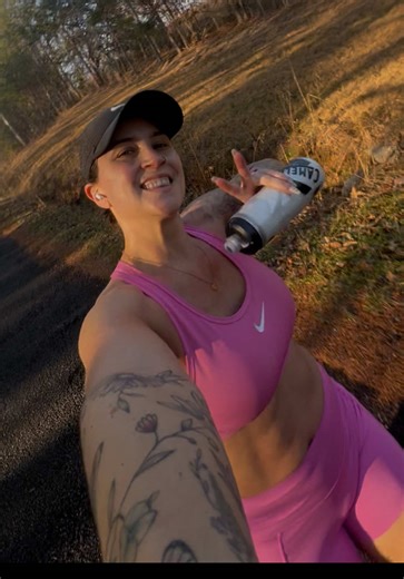 Ignore the bare face and then the sweat at the end 😅. It got hot and I loved every minute of it! #runner #running #nikerun #garminrunning @Nike #doesitcomeinpink