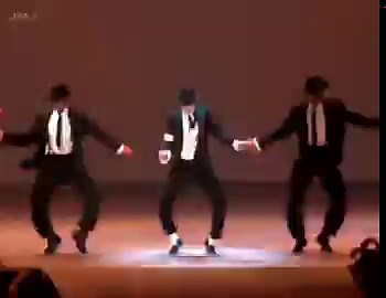 En la coreografía de Smooth Criminal (1988), Michael Jackson introdujo el famoso "Anti-Gravity Lean" (la inclinación de 45 grados). Para lograrlo en vivo, utilizaba zapatos especiales con una ranura que se enganchaba a pernos en el suelo.