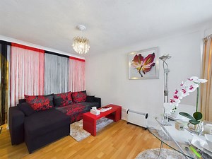 Stunning Fully Furnished Flat By The Beach