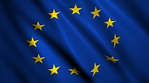 Bandiera dell'Unione europea che sventola e soffia nella brezza con spazio per testo, loghi, grafica e titoli