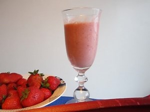 Rhubarb Strawberry Smoothie! A Great Summer Drink With Typical Scandinavian Flavors ☀️