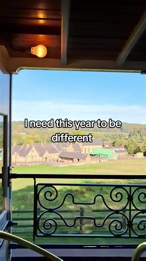 Last year I dabbled in digital products, once I made a little bit of money, I thought I was the dogs 🥜. Then got stuck and lost momentum. Imagine if I'd stuck at it and took it seriously 😳 The Smgb course is on for £135 with limited spaces for this price✌️ any questions just drop me a dm or get my free guide on my link 🫶 #digitalmarketingforbeginners #mumsidehustle #debtfreejourney #debtfreecommunity #singlemumsoftiktok