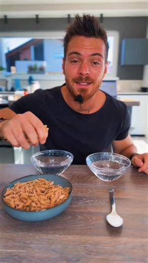 Quante volte ti sei svegliata con 1 o 1,5 kg sulla bilancia e sei andata nel panico pensando di aver rovinato tutto? La verità è che, nella maggior parte dei casi, non hai preso grasso… ma acqua. 💧 200 g di carbo = 800 g acqua 💧 5 g di sale = 400 g acqua ➡️ Totale: fino a 1,2 kg solo di liquidi. E intanto il grasso perso ogni giorno, anche se fai tutto perfettamente, è così piccolo che non lo vedi subito sulla bilancia. 👉 È normale che il peso salga anche quando sei in deficit. 👉 È normale n