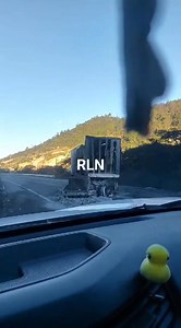 TRÁILER INC3ND!4D0S EN TRAMO COMITAN - TEOPISCA #Comitán Automovilistas reportan que en el tramo Comitán - San Cristóbal de las Casas, a la altura de la localidad Tulancá, se encuentran incendiados dos camiones de carga, por lo que solamente se puede transitar y pasar a un costado de estas unidades que aún expiden humo y olor a quemado. | Rastreando La Noticia