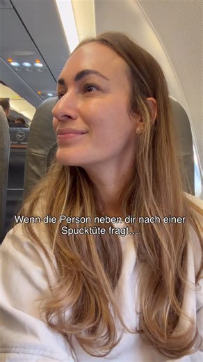Melanie Schramke on Instagram: "Wenn du Emetophobie hast, ist ein Flug manchmal weniger „Urlaub beginnt“ und mehr „innerer Alarm geht an“. Dieser Moment, wenn jemand die Spucktüte sucht… und dein Nervensystem sofort auf 180 ist. Falls du das kennst: Du bist nicht allein. 💛 Was mir hilft: • Noise Cancelling + beruhigende Musik • Pfefferminz-Kaugummi • Atemübungen (4-7-8 breathing) • Blick aus dem Fenster oder Fokus nach außen • Erinnern: Übelkeit anderer = nicht meine Realität, ich darf loslasse