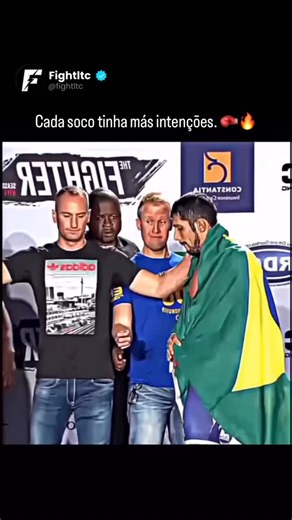Fightltc on Instagram: "🔥 Canelo Álvarez vs. Caleb Plant carregou uma tensão construída sobre orgulho, respeito e assuntos inacabados. A encarada mostrou dois campeões firmes, nenhum disposto a recuar. Um representava pressão calculada e experiência; o outro, movimentação fluida e confiança. Não era sobre palavras, mas sobre quem imporia sua vontade. Quando a luta começou, o trabalho implacável no corpo de Canelo foi quebrando aos poucos o ritmo de Plant. Plant demonstrou técnica, coração e ins
