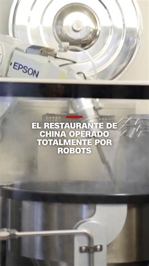 Los robots cortan, revuelven y cocinan más de 100 platos en este restaurante experimental en China, con fideos listos en solo tres minutos, y sin humanos a cargo de la cocina. | CNN en Español