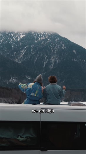 Two days until you get to hear ‘Northern lights’ 🎧 the probably happiest song I’ve ever written. It makes {me} so happy every time I listen to it! I wrote the song coming back from a 10.000km (quarter of the world) trip through mainly Scandinavia & the Baltic’s. We can’t wait to show you our full music video to ‘Northern lights’ made by @pau.rave 🎥 #northernlights #snow #2026 #mountains #vanlife