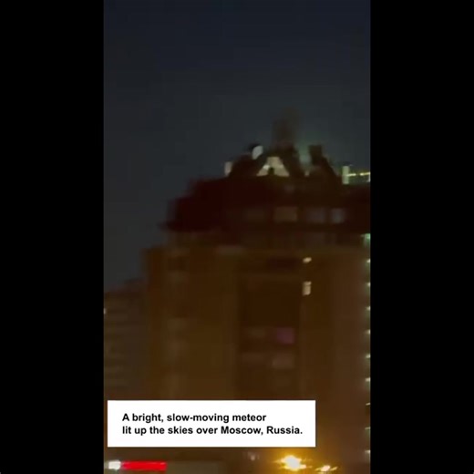 A bright, slow-moving meteor lit up the skies over Moscow, Russia. #MoscowMeteor #Fireball #MeteorShower #SkyEvent #SpacePhenomenon #RussiaNews #NightSky #AstroEvent #CelestialShow #breakingzone | Breaking Zone
