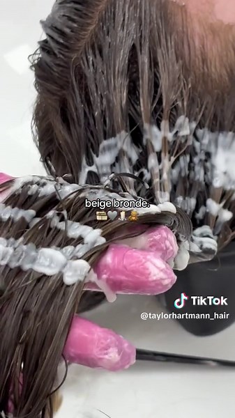 stunning n swirly 🤎🪩🧸 #beigebrondehair #beigebronde #beigehaircolor #beigeaestheticvibes #wellacolortouchtoners