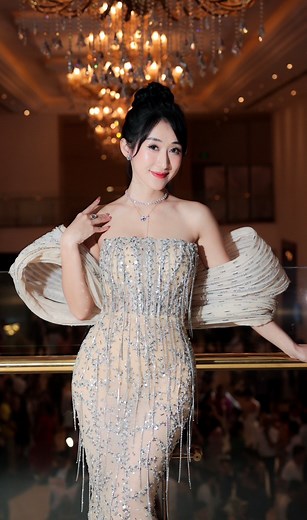 2.7M views · 38K reactions | Cô Tiên Tinker “biến hình” trong vai trò MC song ngữ - Bilingual Host ✨Cả nhà thích style nào hơn  #cotientinker #cotiendaily #tinkeracademy #bilingualhost #mcsongngu #publicspeaking #kynangmem | Huỳnh Vũ Thuỷ Tiên | Facebook