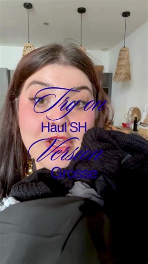 Bon… je ne m’attendais pas à ça. Suite de l’unboxing 👀 J’ai tout essayé… et franchement bonne surprise. Bon juste le pantalon qui ne me va absolument pas … Les pièces taillent bien, les coupes passent, et surtout : on trouve vraiment toutes les tailles. Ça change. Comme quoi, quand on a des formes, il y a quand même des options accessibles. Je vous montre tout porté, sans filtre. Vous voulez que je vous fasse des looks avec les pièces ? #corpsreel #sheinhaul #modeportable