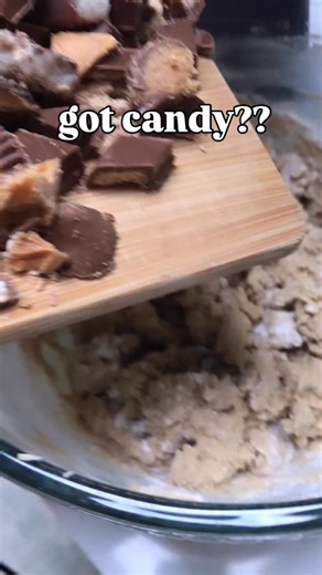 candy bar cookies 🍫🍪 Need a way to use up all the Halloween candy sneaking into your life? The ultimate candy bar cookies! Homemade cookies are always a treat, but making cookies with candy bars just makes them better! 💗Comment recipe please and I will do my best to send it to your messages. Candy bar cookies recipe can also be found on twosugarbugs.com and in my “cookies” highlight. Save, bake and share.💗 • • twosugarbugs.com/candy-bar-cookies/ • • • #candycookies #candybarcookies #cookiere