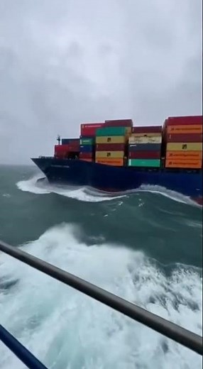Sekunden vor der Katastrophe… Containerschiff verliert Ladung!