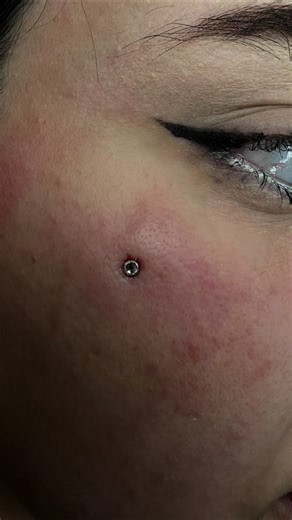 Microdermal Œil de Chat avec Strass Blanc à Martigues
