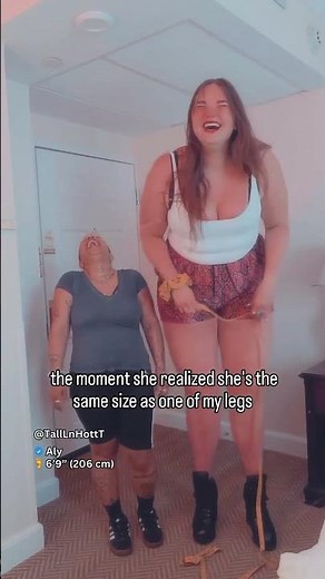 6'7” | 206 cm Giantess Towers Over Average Woman! Leg Comparison & Amazing Height Difference