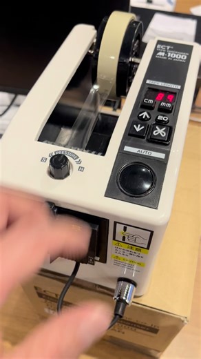 株式会社エクト 公式 | M-1000 電子テープディスペンサー デモ機 セロハンテープを使ってみた カット長51mm 動作(単発 or 連発)をワンタッチで切り替え可能。 #ECT #エクト #m1000 #借りてみた #デモ機 #日本製 #粘着テープ #がんばれ日本のモノづくり #製造業... | Instagram