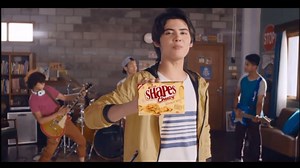717K views · 232 shares | Guys, tonton yuk kegokilan Aliando pas hangout bareng temen-temennya makan Shapes Cheezy. Ngumpul sama temen emang pasti seru, tapi yang jelas cuma Shapes Cheezy yang bisa bikin seru-seruan bareng temen-temen lo makin gokil. | Shapes Cheezy | Facebook