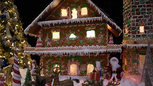 GIANT GINGERBREAD HOUSE UNVEILING ⭐️ Looking for a fun holiday activity for the whole family? Check out the giant gingerbread house at South Shore Harbour Resort and Conference Center! They recently hosted their annual unveiling of the house, which took over 150 hours of culinary work and includes: 🍪150 lbs of gingerbread 🍪1000 cookies 🍪100 lbs of egg whites 🍪200 lbs of powered sugar 🍪100 lbs of assorted candy You can stop by anytime and take a picture with the house 🤳 (PS: you can't eat i