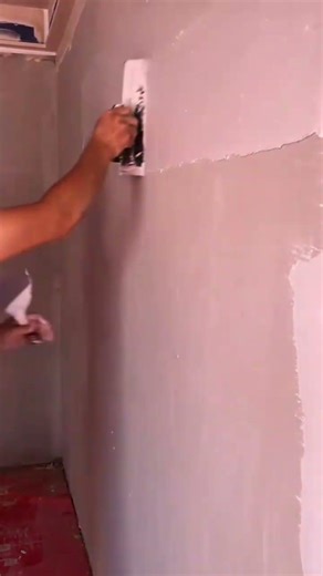 Smoothing wall with scraper and putty for even finish before neat painting maximum ok top qualityx