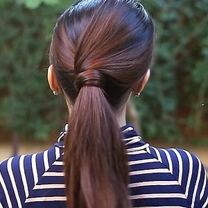 ✨Quick Wrap Ponytail For Work✨ This wrap ponytail is all you need for a day filled with work and meetings. It’s super achievable and keeps all your hair sleeked back looking chic so you can take on the day 👩‍💻 🅢🅣🅔🅟🅢 1- Start with a middle parting and take two sections till the top of the ear 2- Take the hair at the back into a ponytail 3- Start wrapping the sections around the base of the ponytail 4- Secure both sides under the ponytail using rubber bands . . . . #ponytailhairstyles #hair