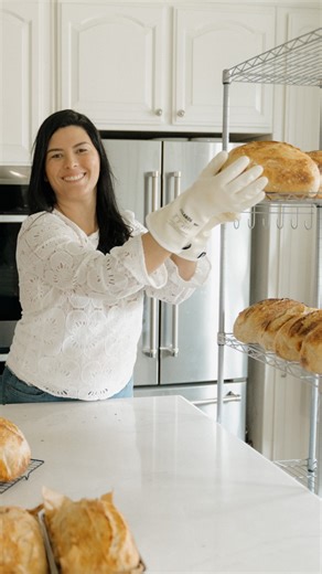 My blog is live 💃🏻 Homemade breads bakes from a self-taught baker who believes anyone can bake. At 𝐥𝐞𝐚𝐟𝐚𝐧𝐝𝐥𝐨𝐚𝐟𝐂𝐨.𝐜𝐨𝐦 you will find simple recipes that taste like home. Nothing crazy or complicated, just that home-style goodness, that baked-with-love aroma filling your home 🥰 Recipes you’ll want to use again and again. Recipes to be known for (I’m “the bread lady” around here) Recipes to pass down 🥹 To celebrate, I’m hosting the first 𝐋𝐞𝐚𝐟 𝐚𝐧𝐝 𝐋𝐨𝐚𝐟 𝐁𝐚𝐤𝐢𝐧𝐠 𝐂𝐡