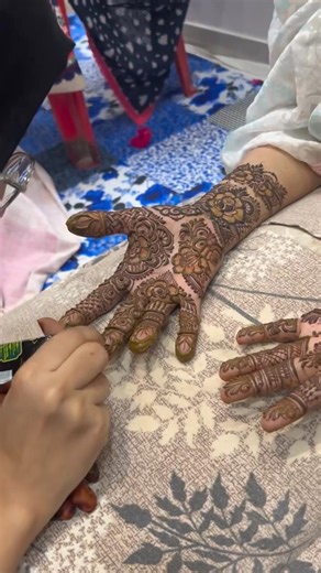 Team work ❤️🫰🏻#mehndiartist#hennadesign#teamwork#shorts#mehndi#mehndidesign#henna#trending#support