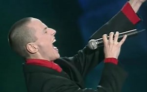 他拥有海妖般的嗓音，18岁便一举成名，他是声音谁也模仿不了!